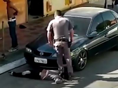 Il video del poliziotto che calpesta il collo della donna di colore provoca indignazione in Brasile