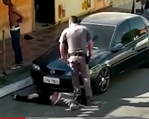 Il video del poliziotto che calpesta il collo della donna di colore provoca indignazione in Brasile