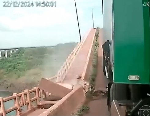 Nuove immagini scioccanti mostrano il crollo del ponte Juscelino Kubitschek de Oliveira in Brasile