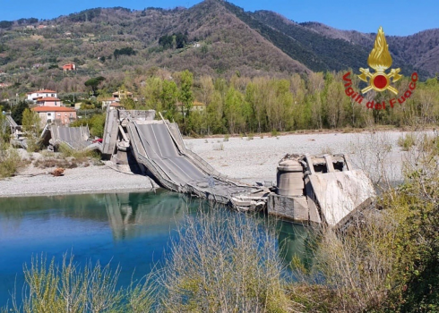 Aulla, crolla il ponte della strada provinciale SP70.
