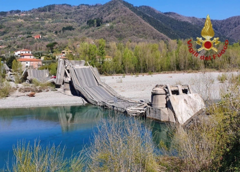 Aulla, crolla il ponte della strada provinciale SP70. 