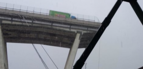Tragedia a Genova, ponte collassato: ci sarebbero almeno 22 vittime compreso un bambino.