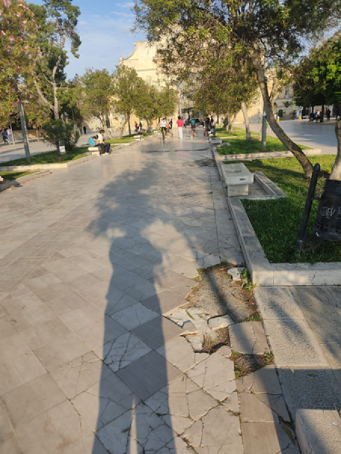 Porta Napoli a Lecce: altro che “Trionfo”, basolato saltato e a rischio cadute