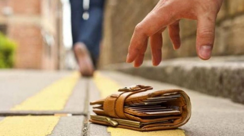 A Malta un giovane catanese trova e restituisce un portafoglio con 5000 euro in contanti