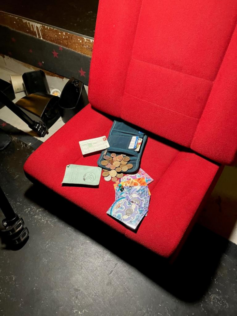 Portafogli smarrito al cinema ritrovato dopo 23 anni: giaceva nella fessura tra i sedili