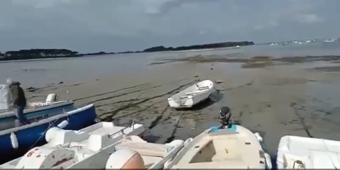Salento. Uno scenario insolito sulla costa, la sabbia è pettinata dal mare: l'effetto bassa marea sulla spiaggia. Il video a Porto Cesareo.