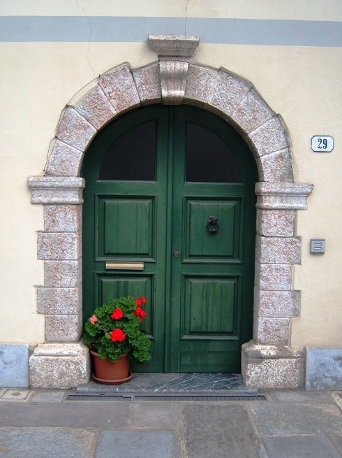 portone antico con pomelli portone antico con pomelli