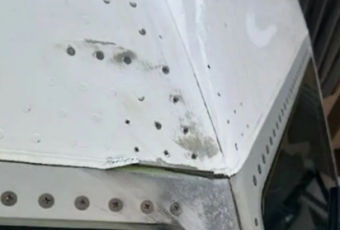 Terrore a 11mila metri, UFO rompe il finestrino della cabina dell'aereo, ferito il pilota