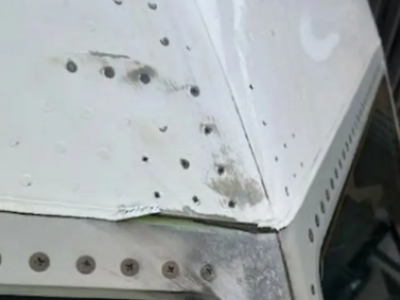 Terrore a 11mila metri, UFO rompe il finestrino della cabina dell'aereo, ferito il pilota