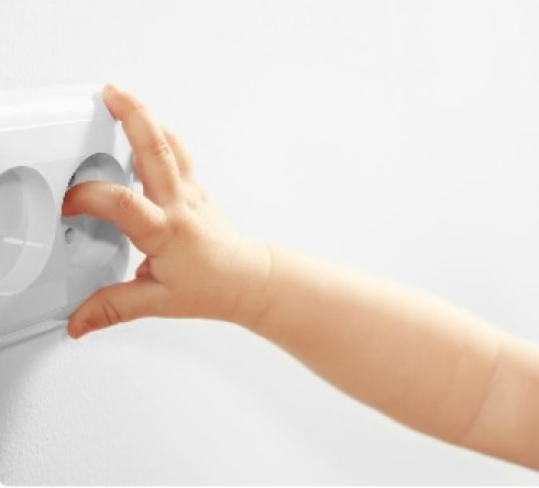 Mette le dita in un repellente per zanzare: folgorata da una scarica elettrica muore bimba di un anno