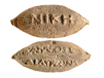 Proiettile inciso da fionda greco con messaggio: "Vittoria di Eracle e Hauronas" del periodo ellenistico scoperto in Israele