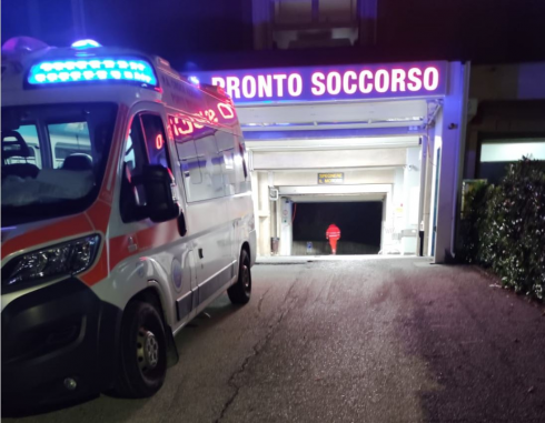 Covid mancano i posti letto, 85enne viene curata per due giorni sull'ambulanza