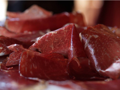 Nuovo scandalo sulla carne avariata in Europa. In Spagna distrutte centinaia di tonnellate di prosciutti e salsicce scaduti o marci.