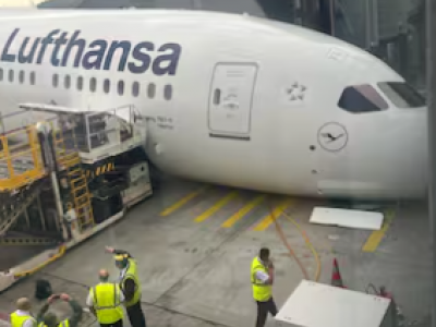 Incidente all'aeroporto di Francoforte, la prua di un Boeing 787-9 Dreamliner Lufthansa &egrave; crollato sull&rsquo;asfalto dopo il cedimento del carrello anteriore mentre era parcheggiato al gate &ndash; Il video