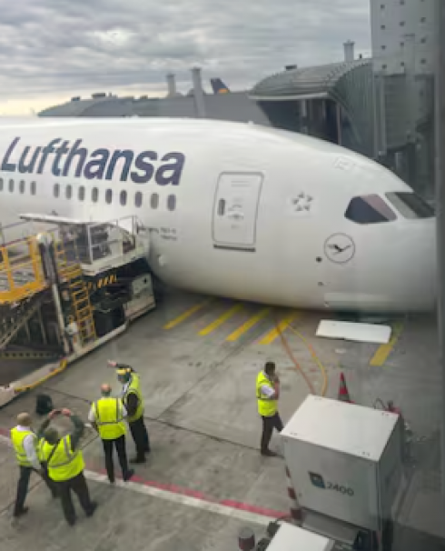 Incidente all'aeroporto di Francoforte, la prua di un Boeing 787-9 Dreamliner Lufthansa &egrave; crollato sull&rsquo;asfalto dopo il cedimento del carrello anteriore mentre era parcheggiato al gate &ndash; Il video