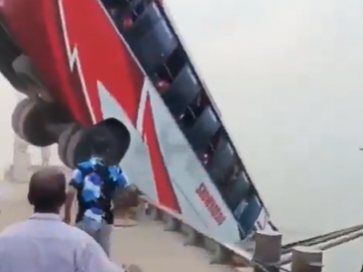 Autobus precipita in un fiume in Bangladesh: almeno 23 morti &ndash; Il video con le immagini scioccanti 