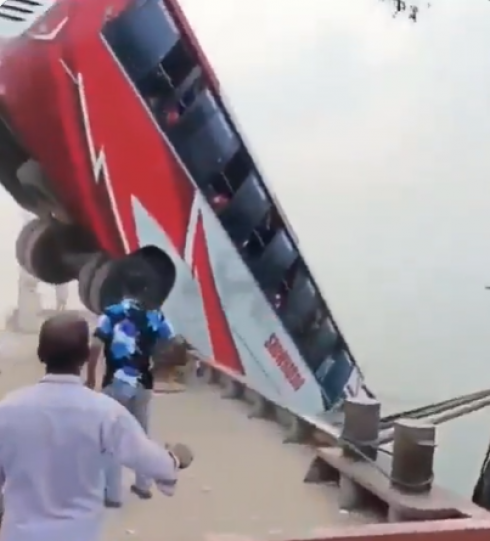 Autobus precipita in un fiume in Bangladesh: almeno 23 morti &ndash; Il video con le immagini scioccanti 