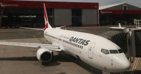 La compagnia aerea australiana Qantas ha chiesto ai suoi manager di lavorare come addetti ai bagagli.