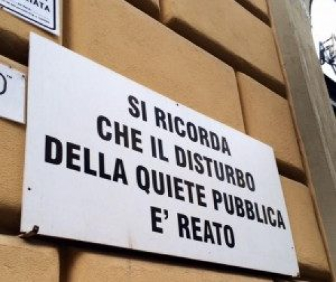 La Cassazione: condannato per condotta omissiva il titolare del bar per gli schiamazzi dei clienti davanti al suo locale