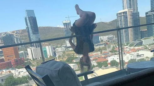 Cade dal balcone facendo yoga: lotta fra la vita e la morte dopo essersi rotte 110 ossa nella caduta
