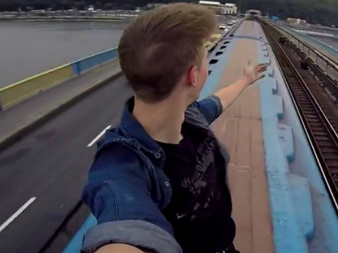 Un ragazzino resta folgorato a 14 anni per farsi un selfie sul tetto di un treno