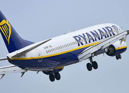 Il volo Ryanair decolla con la porta aperta
