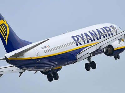 Il volo Ryanair decolla con la porta aperta