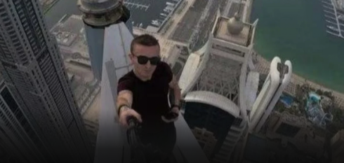 Acrobata francese muore mentre si fa un selfie per una foto su Instagram precipitando per 68 piani
