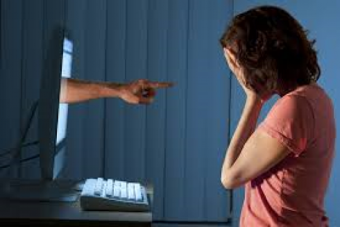 Video sfugge dall'intimità e postato sui social diventa virale. Una donna vittima di revenge porn denuncia tre persone.