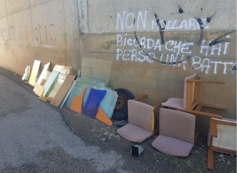 Rifiuti abbandonati di immondizia "casalinga" a Lecce: è protesta. Ecco uno dei punti 'neri'. 