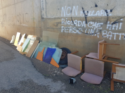 Rifiuti abbandonati di immondizia "casalinga" a Lecce: è protesta. Ecco uno dei punti 'neri'. 