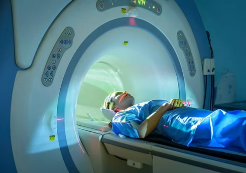 Uomo muore risucchiato dal macchinario per la risonanza. La tragedia è accaduta in sala MRI a New York