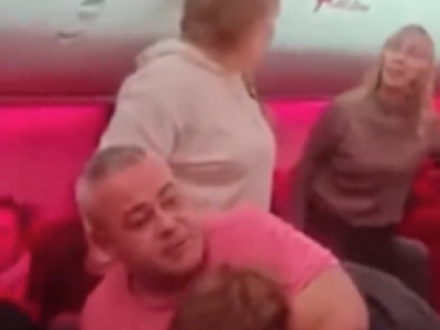 Aereo costretto ad atterraggio d&rsquo;emergenza a Bruxelles dopo una violenta rissa a bordo: &ldquo;Denti rotti e sangue sui sedili&rdquo; &ndash; Il video