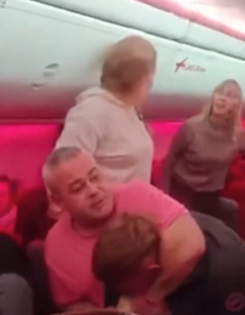 Aereo costretto ad atterraggio d&rsquo;emergenza a Bruxelles dopo una violenta rissa a bordo: &ldquo;Denti rotti e sangue sui sedili&rdquo; &ndash; Il video