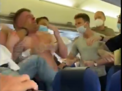 "Mettiti la mascherina...": scoppia la rissa sul volo per Ibiza - Video