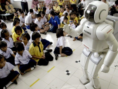 Robot in classe insieme agli insegnanti "presto realtà"