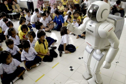 Robot in classe insieme agli insegnanti "presto realtà"