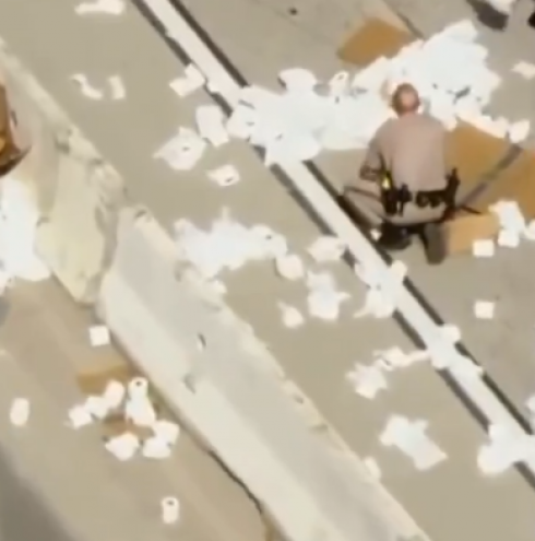 Centinaia di rotoli di carta igienica hanno "invaso" un'autostrada in California Video