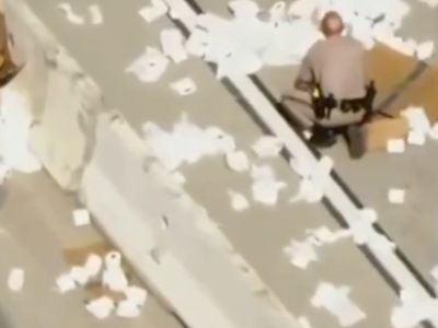 Centinaia di rotoli di carta igienica hanno "invaso" un'autostrada in California Video