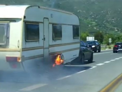 Tempi, Grecia: documento video di una roulotte in fiamme che ha causato un incendio boschivo