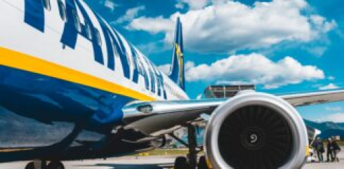 Passeggero urina in aereo sugli altri viaggiatori: emergenza su un volo Ryanair da Manchester a Tenerife