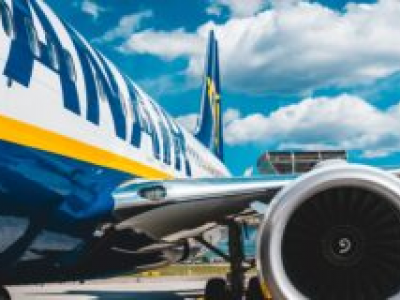 Passeggero urina in aereo sugli altri viaggiatori: emergenza su un volo Ryanair da Manchester a Tenerife