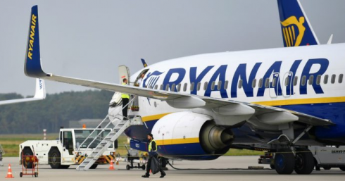 Tragedia a bordo di un volo Ryanair per Bergamo: passeggero belga ha un malore e muore