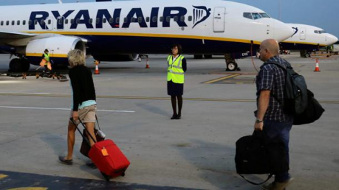 Ryanair mette fine al bagaglio a mano gratuito