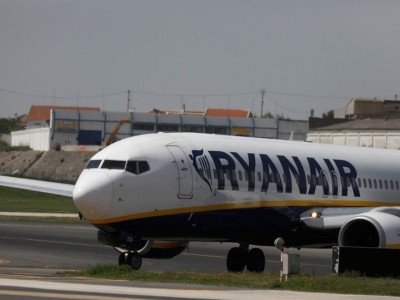 Passeggera ubriaca semina il panico su un aereo Ryanair, arrestata dopo l’atterraggio d'emergenza