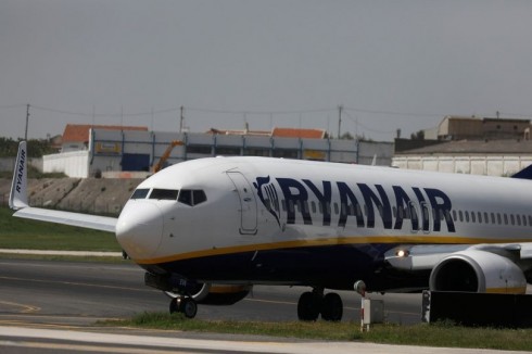 Passeggera ubriaca semina il panico su un aereo Ryanair, arrestata dopo l’atterraggio d'emergenza