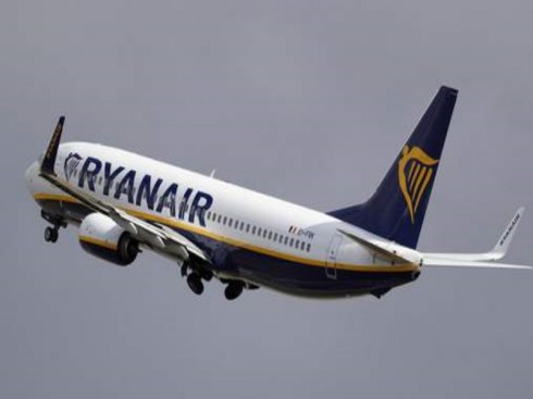 aereo ryanair in decollo aereo ryanair in decollo