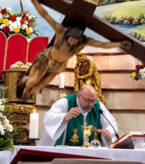 Tragedia durante la diretta streaming: cade il crocifisso, muore il sacerdote