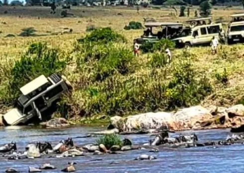 Pericolo safari: jeep che trasporta turisti svizzeri finisce in un fiume infestato dai coccodrilli