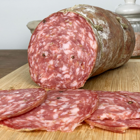 Salmonella typhimurium in salame stagionato. Scatta l’allarme del ministero della Salute “Non mangiatelo”